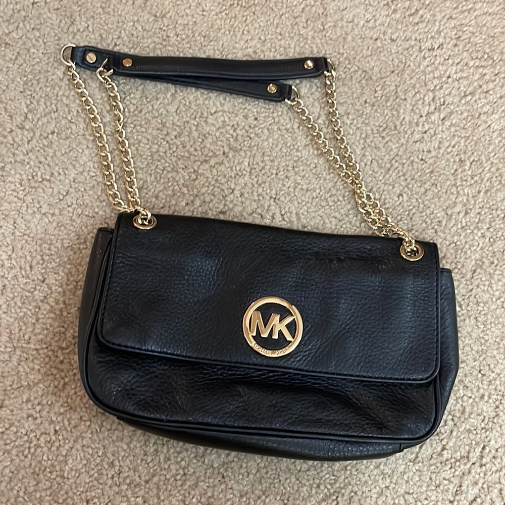 Michael Kors black and gold leather adjustable strapped purse.